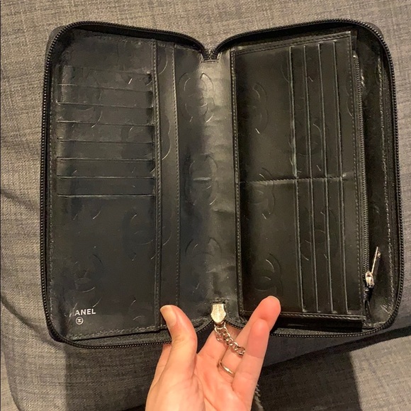 Gorgeous Authentic Chanel Wallet with Zipper - Picture 6 of 8
